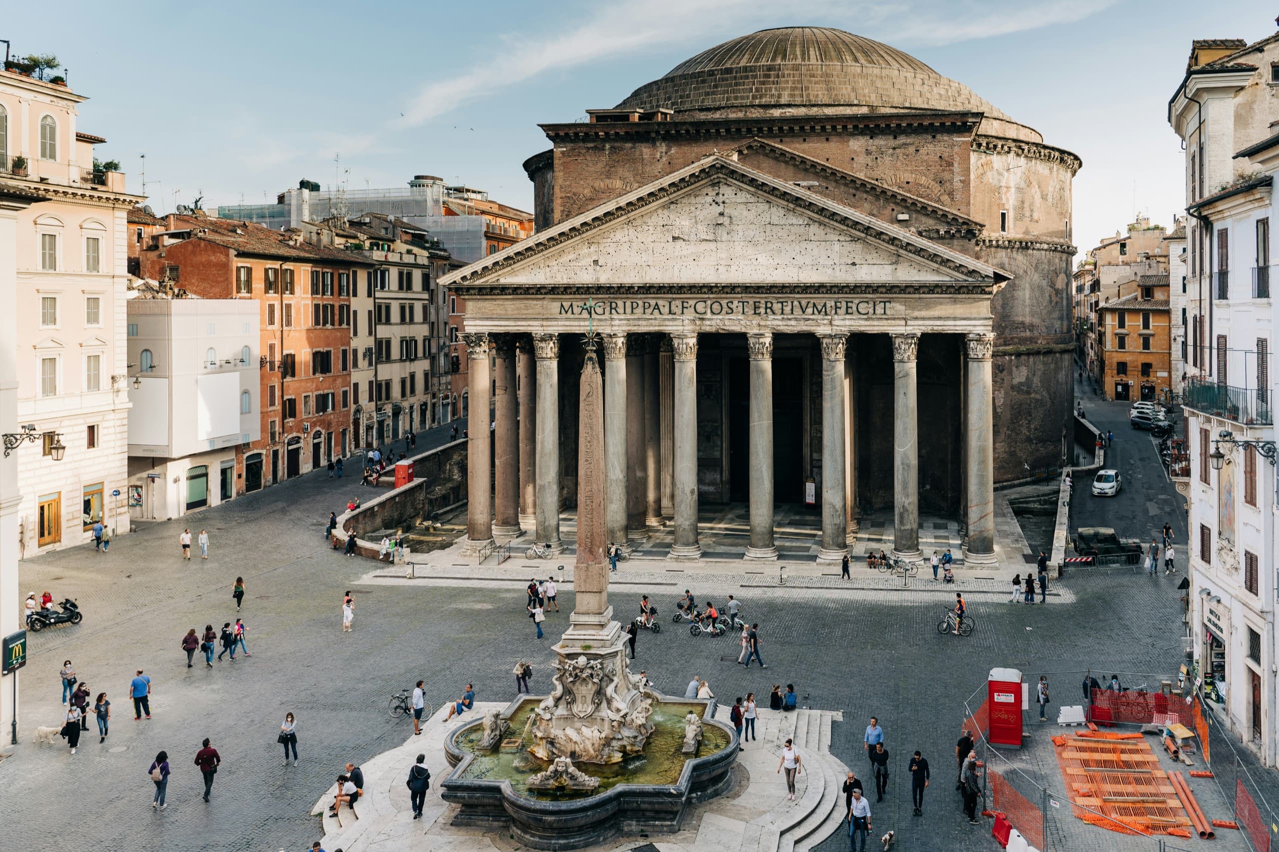 Il Pantheon e piazza della Rotonda a Roma